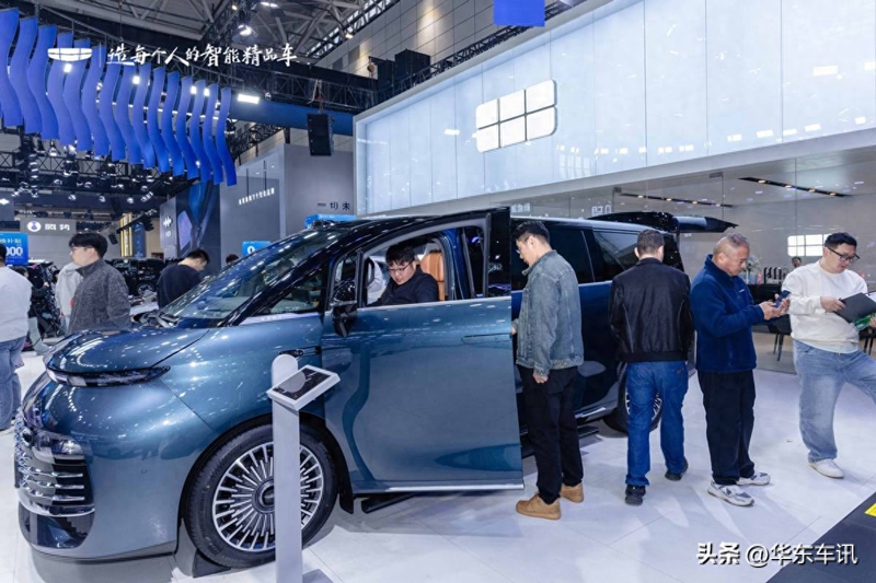 齐鲁车展迎“移动大平层” 吉利银河V900济南首秀